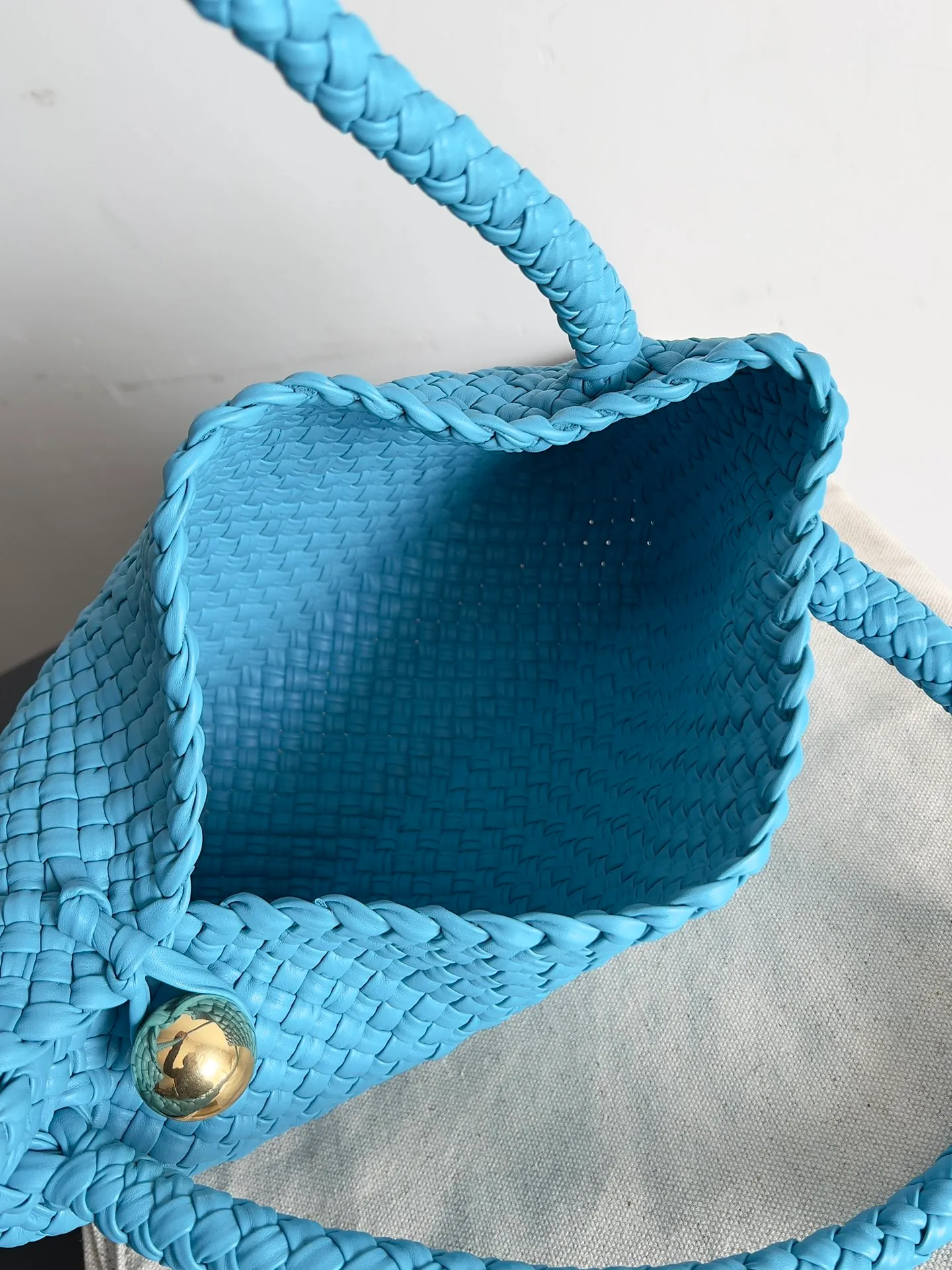 Batch 5760 BV collectible small woven handbags are really YYDS!! Bottega Veneta’s most classic small woven handbags are back! ! We use the highest quality leather with the highest craftsmanship❤️ to create the most expensive works. We have created the original Intrecciato leather weaving process❤️ This unique traditional exclusive leather weaving method has not only become our logo but also reflects the time-consuming and labor-intensive craftsmanship of our products❤️ The new TOSCA handbag must be a selection worth collecting🆕 Style number: 716974 Size: 27*9*18cm
